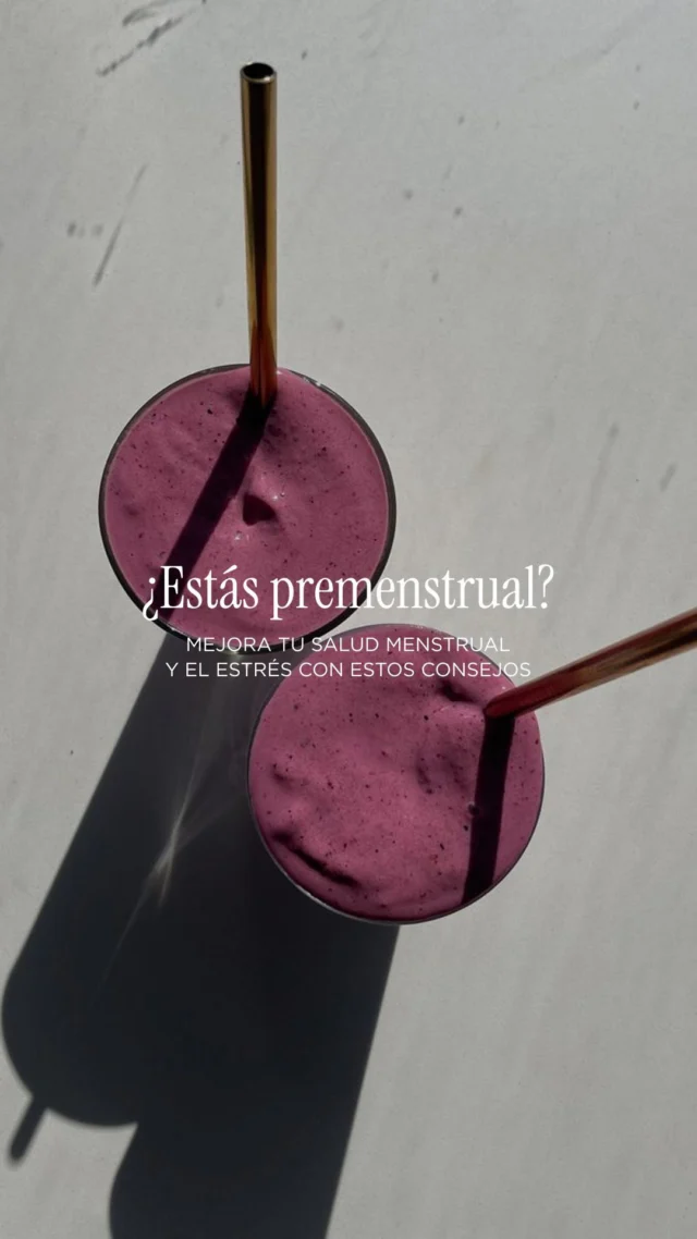 Tips para los días antes de la menstruación.Tus niveles de estrógeno y progesterona caen antes de la menstruación.🩸 🔹 Esta caída puede provocar:• Tristeza, irritabilidad o ansiedad +Fatiga = Sensación de “todo me cuesta más” 🥴Por eso, es importante que conectes con qué vas necesitando para regularte. 🤍🤞🏻1- Cuida tu salud emocional, y no te pongas tareas de más (en la medida de lo posible… compromisos los justos)2- Movimiento suave (adaptado a ti, ‼️‼️cada ciclo y cada mujer es un mundo si tienes más energía geeenial, pero si estás más bajita, adáptate) 🚶‍♀️Caminar, yoga o estiramientos suaves puede mejorar el ánimo y reducir el dolor premenstrual. (Ya sabéis que el deporte es un gran aliado antiinflamatorio) 🥇3- Alimentación consciente, rica, variada y con un buen aporte de grasas de buena calidad como aguacate, aceite de oliva virgen extra, lino molido, pescados azules de pequeño tamaño … Además de variedad de nutrientes y alimentos ricos en magnesio y vitamina B6 como el plátano.🍌 🐟4- Hidrátate bien: Beber suficiente agua ayuda a combatir la retención de líquidos y la hinchazón. (Si puedes, añade jengibre como aliado antiinflamatorio y salvia con infusiones a granel)5- Duerme suficiente: Evita pantallas antes de dormir y crea tu rutina de 😴 6- Apoyo con suples de calidad (si lo necesitas)Yo adoro la combinación de @feel.ruuted , que ayuda a equilibrar el sistema nervioso y a mantener un mejor estado anímico gracias a los adaptógenos que contiene y al azafrán. Todo suma, lo importante es conocerte, escucharte y valorar qué puedes ir necesitado ✨Si quieres probar esta maravilla, tienes descuento con el código SALUD15 ....#saludhormonal #estres #SPM #salud