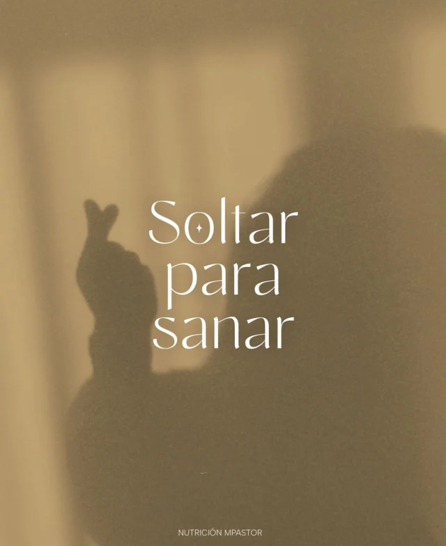 🔁 Recuperarte de una relación tormentosa con la comida empieza por volver a conectar contigo.No se trata de control, se trata de conexión.El control te aleja del disfrute, la salud y de ti. Sanar no va de exigencia, va de escucharte. Soltar el control no es caer en el descontrol. Es volver a ti. Dejar de vivir en “deberías” y reglas que te alejan de lo esencial.Es preguntarte, día a día:👉 ¿Qué necesito?👉 ¿Qué me hace bien hoy?👉 ¿Qué tipo de hambre tengo?Escucharte. Respetarte. Y ojo. No es fácil. Pero cada día tienes la opción de ir eligiendo desde DÓNDE tomas las decisiones que eliges seguir. Si pones el foco en tratarte con respeto y con mimo, todo, irá poquito a poco mejor en tu salud a todos los niveles ❤️‍🔥...#nutricion #saludmental #rigidez #obsesion #sanar #flexibilidad