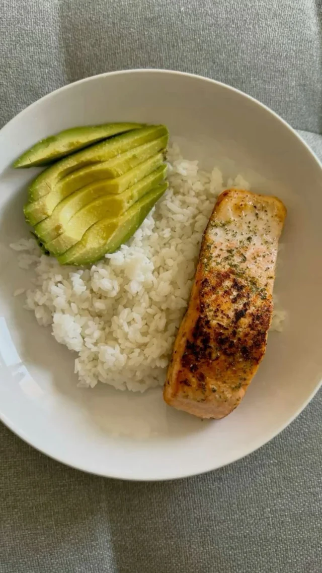 ✨ Receta estrella para la semana premenstrual ✨🧐Aunque seas hombre o mujer tienes que tomar nota de este mix estupendo 💪🥗 Salmón al horno: fuente top de omega 3, ideal para regular el estado de ánimo y ayudar a reducir inflamación💚 Brócoli al vapor con un toque de mostaza: combo antioxidante brutal gracias al sulforafano, que ayuda al hígado y tiene propiedades antiox y anticancerígenas🌿 🥔 Guarnición de tubérculos (boniato, patata, yuca, plátano macho…): hidratos complejos que equilibran el ánimo y dan energía estable. Sobretodo, enfriados tras su cocción ✅🔥 Y el toque estrella:Mi salsa cremosa favorita →Yogur natural (natural, cabra o griego ligero que queda cremosito) + pepino en dados + eneldo fresco + un toque de mostaza Dijon + AOVE + limón 🍋Refrescante, proteica y ¡adictiva! (Pega con todo) No puede ser más completa, sabrosa y funcional 💥Guárdalo y prepáralo esta semana 💚......#CicloFemenino #SaludHormonal #RecetaSaludable #ComidaReal