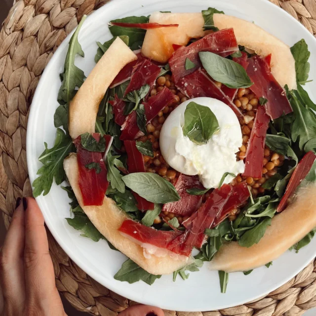 🥗 Ensalada brutal: fresquita, sabrosa y llena de contrastesRúcula, lentejas cocidas, jamón ibérico, melón cantalupo, una burrata cremosa en el centro… Chorrito de AOVE y albahaca fresca picada por encima. 🌿Mueres de lo rico que está 🤤Me he pasado el juego del “melón con jamón” 😂Prueba y me cuentas ✨......#EnsaladaGourmet #VeranoEnUnPlato #JamónIbérico #BurrataLovers #CocinaFresca #RecetasDeTemporada #AOVE #Foodie