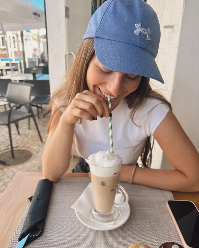 Hoy es mi 32 cumpleañossss!! 🎉Y en honor a celebrar la vida, os dejo algunas fotitos de mis comidas por el Algarve estos días de atrás.Me escapé con Nat (@nataliapastor.psicosex) para desconectar de todo… y hemos vuelto más conectadas que nunca 💛 Nada como la luz del atardecer, el mar, reírte hasta que te duele la tripa y visitar paisajes que te quitan el hipo. ✨Por el camino, hemos disfrutado mucho de pescaditos, parrilladas de verduras… pero también patatas, helado...Y eso me ha hecho pensar en esa María que hace años se habría sentido agobiada cuando, al pedir un pan sin gluten para los huevos del desayuno, me traían patatas fritas (pej).Ahora me río. Y simplemente me pregunto si me apetecen o no, actuando con coherencia desde ahí.✨ Por eso no quiero que te olvides nunca:La salud es un TODO. Solo vas a vivir el verano de 2025 una única vez.Y una vida plena… es flexible, coherente.Conecta con qué necesitas momento a momento.Cuando estás conectada con tus necesidades, tu cuerpo te sigue pidiendo lo que le sienta bien… incluyendo en la ecuación lo que le apetece.Probar cosas nuevas (igual que experiencias distintas), cambiar horarios, improvisar...Porque optimizar tu salud coexiste 100% con el disfrute.Sea el día del año que sea.💛 Cuídate desde el cariño.💛 Mereces disfrutar.Mañana os cuento más en la newsletter semanal ....#SaludIntegrativa#DisfrutarSinCulpa#FlexibilidadReal#EscuchaInterna#SaludConSentido#VeranoPleno#VivirElMomento#CuidarseDesdeElCariño#SinGluten#AlimentaciónIntuitiva#GlutenFree#ComerConCoherencia