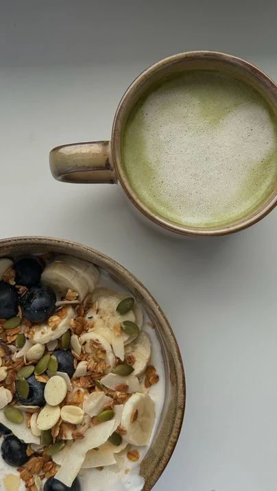 Soy amante del desayuno tranquila. Con huevos. O con mezclas diferentes 🥣🍓🥭Sin prisa. Y variado, según lo que me pida el cuerpo ese día. Pero muchas veces me decís que os compráis cosas en algún supermercado cerca de la ofi para días emergencia 🆘 . En esos casos, un “yogurt con cosas” suele ser muy buena opción. Pero, ¿qué pasa si no puedes tomar lácteos? 🐮Eso le pasó a mi amiga el otro día cuando fuimos a la compra, y buscamos una solución exprés 🛒¿Sabías que la alternativa de yogurt de coco no tiene proteína? 🥥Y que puedes añadirla de forma fácil con aliados como el cacahuete en polvo? 🤭 el cacahuete es una legumbre 🫘 pero rica en grasa. Esta opción en polvo, concentra la prote y reduce el aporte graso. Me gustan más otras fuentes de proteína en polvo como pej la proteína de cáñamo. Pero ésta no está en los supermercados habitualmente. ...#desayunoSaludable #sinLácteos #DesayunoParaLlevar #onthego #coco #saluddigestiva