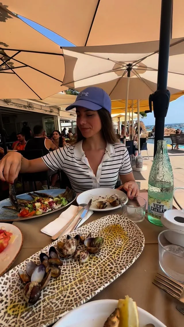 ¿Sabías que este pequeño pescado es un gran aliado para tu salud hormonal, digestiva y general? 🐟✅Salud hormonal: Son ricas en omega-3 EPA y DHA, ayudando a modular la inflamación, optimizar la sensibilidad a la insulina y favorecer la producción de hormonas esteroideas. ✅Además, aportan vitamina D y calcio, esenciales en perimenopausia y un plus para tu salud ósea.✅Sus grasas saludables nutren las membranas celulares intestinales ayudando a nuestra microbiota en su equilibrio 🦠✅Aportan proteínas completas, hierro, zinc y selenio para la función tiroidea y la energía, todo en un pescado pequeño con bajo contenido de mercurio.🙌🏻🙌🏻🙌🏻Mientras las como, quiero recordarte que una ración de pescado azul mínimo 2-3 veces por semana reduce riesgo cardiovascular y protege tu salud a largo plazo.....#pescadopequeño #omega3 #saludhormonal #antiinflamatorio #nutricion #salud #microbiota #sardinas #costabrava