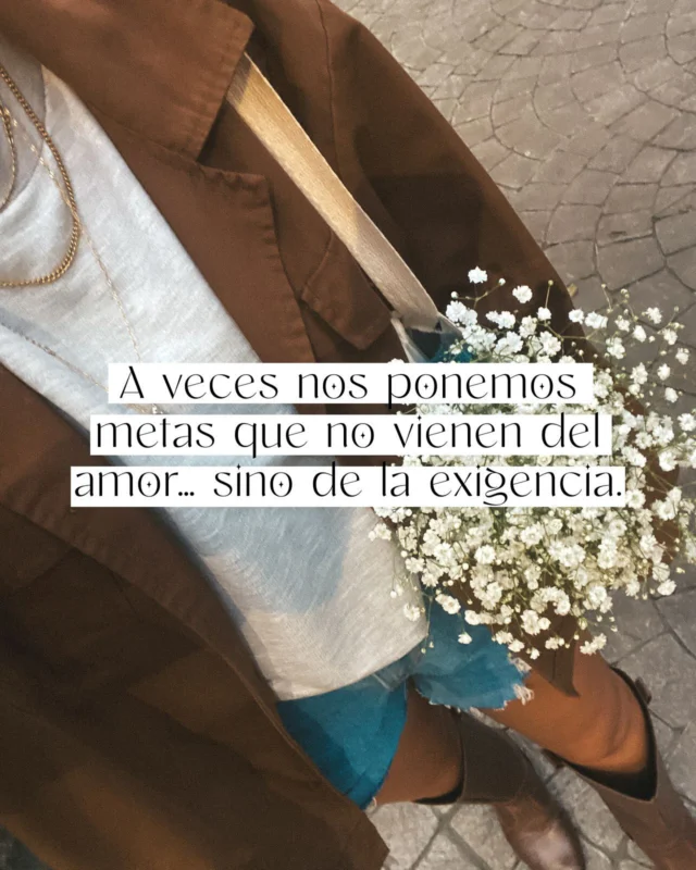 Septiembre llega con esa energía de “nuevo comienzo”.Volvemos a la rutina, a organizarnos, a hacernos mil propósitos.🌀 Comer mejor. 🌀 Movernos más.🌀 Ser más productivas.🌀 Cuidarnos, pero con la agenda a tope…Y muchas veces, sin darnos cuenta,empezamos el curso poniéndonos la zancadilla solas. Si sientes que TODO es digno de mejorar, al final no “mejoras” nada. Y de verdad, que esto no va de ser una lista de objetivos hecha humano. ¿Y si este año probamos algo distinto?- Empezar por escucharnos. - Elegir lo que de verdad nos hace bien. Pero de verdad, sin compararnos con el otro o lo que dice Instagram. - ⁠Soltar lo que solo suma presión.No todo propósito es un deber.A veces, el mayor acto de autocuidado es saber decir:esto ahora noesto ya noesto no es para mí.Haz espacio para ti. Yo estoy aprendiendo a poner y ponerme límites sanos. A tu ritmo. Sin perfección. Con amor.Solo tenemos una vida. Come rico, muévete con disfrute. Para cuando toca. Eres tu mejor aliado, no tu enemigo. 🌸María