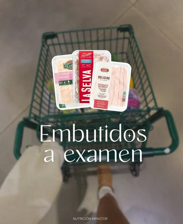🥓 Con la fiebre de las proteínas, muchos desayunan embutido a diario… pero ojo 👀✨ Recomendaciones:1️⃣ Varía todo lo que puedas → huevos, tofu, untables de legumbre, caballa… hay vida más allá del fiambre.2️⃣ Si lo comes muy habitualmente, mejor casero: pechuga + especias + horno (dejo idea al final del post)3️⃣ Si lo compras, que sea de calidad.🔎 Checklist rápido de la etiqueta:✅ Pocos ingredientes, >90% carne, sal/especias/agua.⚖️ Azúcar, fosfatos o aromatizantes → ok en pequeñas dosis.🚫 Evita glutamato, almidones al principio de los ingredientes o exceso de sal (>1,5-2 g/100 g), colorantes o listas infinitas.📊 Cómo elegir mejor:% carne alto (mínimo 90%).Sal (ideal <1-1,5 g/100 g.)Prefiere opciones claras (pavo/pechuga) y desconfía de “fiambre/York”. Eso es de todo, menos carne 🥴👉 Ejemplo top: Pechuga 95%, agua, sal, especias.❌ Ejemplo flojillo: 60% carne + almidones + soja + aditivos varios.👉 Regla de oro: si la lista es corta y entendible = mejor opción 💡.....#Proteínas #DesayunoSaludable #NutriciónFácil #ComeMejor #VidaSaludable #FoodTips #ComidaReal #HealthyBreakfast #AprendeANutrirte #etiquetas #realfood #ComeSano #SaludDigestiva #embutido #salud #ideascomida