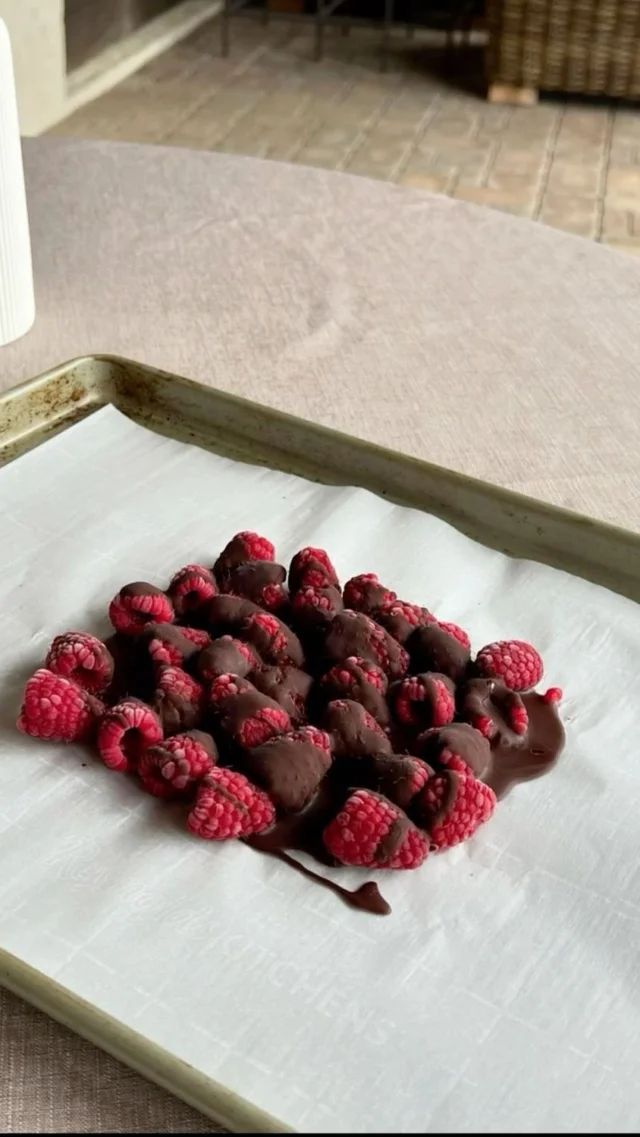 Riquísimo y rapidísimo ⚡️Una opción perfecta para un momento dulce para los amantes del chocolate 🍫👉 Derrite chocolate negro (85%) con una cucharada de aceite de coco al microondas o al baño María (ajusta la cantidad según las tostas que uses).👉 Cubre tostas finas de trigo sarraceno o tu pan crujiente favorito 🥨👉 Aplasta unas frambuesas frescas encima 🍓 (previamente lavadas con agua y vinagre de 🍏) Déjalo enfriar en la nevera una hora… ¡y listo! 😚✨Crujiente y con un toque frutal irresistible 💕...#nutricion #singluten #chocolate #salud #snack #digestiónsaludable