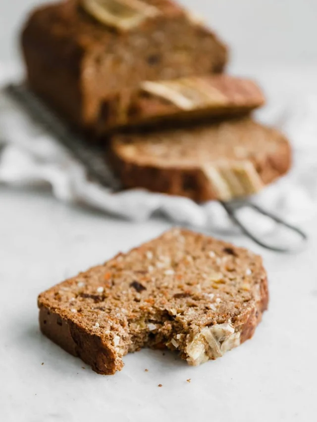 ¿Sabías que eliminar demasiados alimentos puede favorecer el sobrecrecimiento de Candida? 🦠Sí: las dietas muy restrictivas —bajas en fibra o muy poco variadas— pueden alterar el equilibrio intestinal que normalmente mantiene a raya a este hongo.🍄‍🟫 🔬 Un poco de contexto:La Cándida es un hongo que vive de forma natural en nuestro cuerpo (intestino, boca, piel). No es “mala” por sí misma. El problema surge cuando algo rompe el equilibrio del ecosistema intestinal:➡️ Uso repetido de antibióticos.➡️ Estrés crónico.➡️ Exposición a tóxicos ambientales.➡️ Dietas desequilibradas o restrictivas.Cuando la microbiota intestinal pierde diversidad, se reduce la competencia natural y empieza a multiplicarse más de lo habitual.🥦 Lo que dice la ciencia:Las dietas muy bajas en fibra y vegetales reducen la diversidad bacteriana, dejando “espacio” para que hongos como la Cándida crezcan.🍩Dietas altas en grasa y productos refinados también se asocian con una mayor abundancia de hongos intestinales.Además, las dietas restrictivas pueden generar déficit de fibra fermentable, vitaminas y fitonutrientes, esenciales para mantener un ecosistema intestinal saludable.🧬 Entonces, ¿qué hacemos? ✅ En lugar de “cazar” a la Candida, y de hacerte una lista infinita de todo lo que ‘’no puedes comer’’ ❌favorece un ecosistema equilibrado aumentando la fibra vegetal, basándote en alimentos mínimamente procesados. 🥦🥑🥥💥Evitar dietas extremas y dejar de demonizar los carbohidratos👉🏼 en su defecto prioriza quinoa, sarraceno, teff, legumbres suaves o boniato enfriado tras su cocción. (Entre otras opciones).Otros aliados clave 👉🏼Apoyarte de fitoterápicos y suples específicos ➕buenos hábitos de vida.⚠️Todo lo que suponga exceso de miedo y control, producirá más estrés y por tanto, alterará aún más ese ecosistema intestinal que estás tratando de reparar.Como os digo siempre … céntrate en sumar lo que te hace bien, y no tanto en poner el foco en lo que debes ‘’temer’’ o ‘’demonizar’’✅✅✅Y si hay síntomas persistentes no dejes de pedir ayuda profesional 🧑🏽‍⚕️