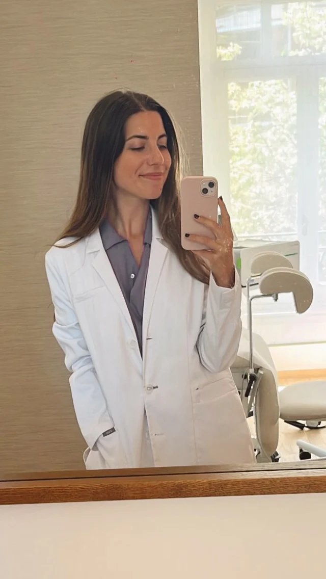 Que no te digan que tienes comer como un pajarito ⚠️⚠️⚠️⚠️Nadie debería opinar sobre el cuerpo o la ingesta de nadie y mucho menos tu pareja. Comer insuficiente y mal asesorada acaba afectando a tu salud: 🤧 Con posibles consecuencias físicas, hormonales y psicológicas, especialmente en las mujeres ➡️🧠 1. A nivel general y metabólico• Disminución del metabolismo: El cuerpo entra en “modo ahorro”, reduciendo el gasto energético para sobrevivir. • Pérdida de masa muscular • Cansancio crónico y debilidad (porfi, solo tenemos una vida, no lo pierdas de vista 👀 💥💥💖 2. A nivel hormonal• Alteraciones menstruales, de libido, etre otras 🦴 3. En huesos y músculos• Osteopenia u osteoporosis temprana: La falta de estrógenos y nutrientes (como calcio y vitamina D) debilita los huesos.• Mayor riesgo de fracturas y lesiones.🧠 5. A nivel mental y emocional• Irritabilidad, ansiedad y depresión • Y sobre todo, alteración de tus señales de hambre, saciedad y mayor riesgo de obsesión por la comida 😕🤞🏻Además de tener más riesgo de arritmias, sistema inmune más débil y un largo etc. (caída de cabello, piel seca, otros) 🫠🤯Comer menos de lo que necesitas nunca será garantía de ningún tipo de éxito a largo plazo. Tu pareja no es tu coach de vida. Mereces nutrirte de manera suficiente y si quieres optimizar tu bienestar, tu salud y tu relación con la comida, ayúdate de profesionales cualificados que de verdad, quieran cuidar de ti 💖