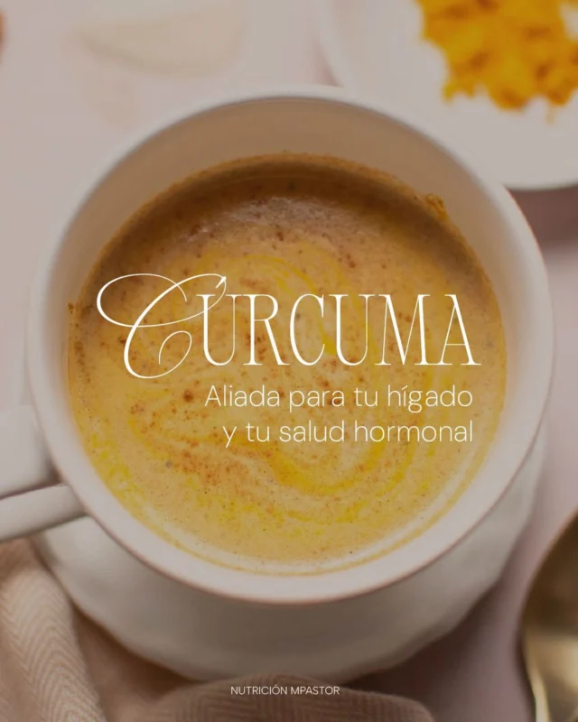 🌿✨ La cúrcuma: un apoyo natural para tu hígado y tu equilibrio hormonal ⚖️La cúrcuma es una raíz fascinante y muy potente cuando se trata de apoyar al hígado y crear un entorno hormonal más equilibrado.Sus compuestos activos ayudan a descongestionar las vías biliares, mejorar la digestión y favorecer la eliminación de toxinas, algo esencial para que el hígado pueda hacer su trabajo con eficacia. 💥Ya sabíamos que posee un gran potencial antiinflamatorio… pero cuando hablamos de hormonas, ¿por qué importa tanto? 🧐Porque un hígado que funciona mejor también metaboliza mejor los estrógenos, regula la inflamación y nos protege frente al impacto de muchos disruptores endocrinos.Estos disruptores —como BPA, ftalatos, pesticidas o dioxinas— interfieren con nuestro sistema hormonal.Y aunque aún no existen estudios concluyentes en humanos, investigaciones experimentales muestran que la curcumina podría ayudar a mitigar parte del daño celular que provocan estos disruptores:• aumenta la actividad de enzimas antioxidantes,• puede unirse débilmente a ciertos receptores estrogénicos modulando su actividad,• activa Nrf2, un regulador clave de la detoxificación celular,entre otros efectos interesantes.🫶Todo esto convierte a la cúrcuma en una aliada para casi cualquiera… pero se vuelve especialmente valiosa en endometriosis, una condición muy influenciada por la inflamación crónica y la sobrecarga estrogénica.La cúrcuma puede ayudar a reducir la reactividad del cuerpo, disminuir la hinchazón, mejorar la respuesta antioxidante y favorecer un metabolismo hormonal más estable.✨ En resumen: apoyar tu hígado es apoyar tus hormonas…y la cúrcuma puede ser una gran compañera para sentirte más ligera, menos inflamada y más en equilibrio.A mí me encanta en versión latte, y tú, ¿cómo vas a incluirla? ☕️