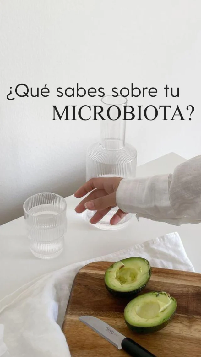 ✨ Trivial de la Microbiota Intestinal ✨ ¿Cuántos de estos datos los sabías? 🤭🤭✔️¿🐛y bruxismo? ✔️¿Humedades y hongos?✔️¿🦠 y problemas para perder peso? 🧑‍🏫Sin olvidar que: 🥑 La alimentación es uno de los mayores reguladores de tu microbiota.✔️ Más fibra, más salud intestinal.Una dieta rica en fibra favorece el crecimiento de bacterias beneficiosas como Bifidobacterium y Lactobacillus.✔️ Exceso de grasas hidrogenadas + azúcares refinados = menos equilibrio.Pueden favorecer un entorno donde proliferan bacterias menos “deseables”✔️ Demasiada proteína, especialmente de baja calidad, puede fomentar un aumento de bacterias proteolíticas.Además… 🕒Tu microbiota también sigue biorritmos. Tu estilo de vida, horarios, sueño y hábitos influyen tanto como tu plato.🌿 La microbiota no es la única herramienta que tenemos para cuidar tu salud…pero es una de las más poderosas.Cuídala, para que ella cuide de ti. 💚