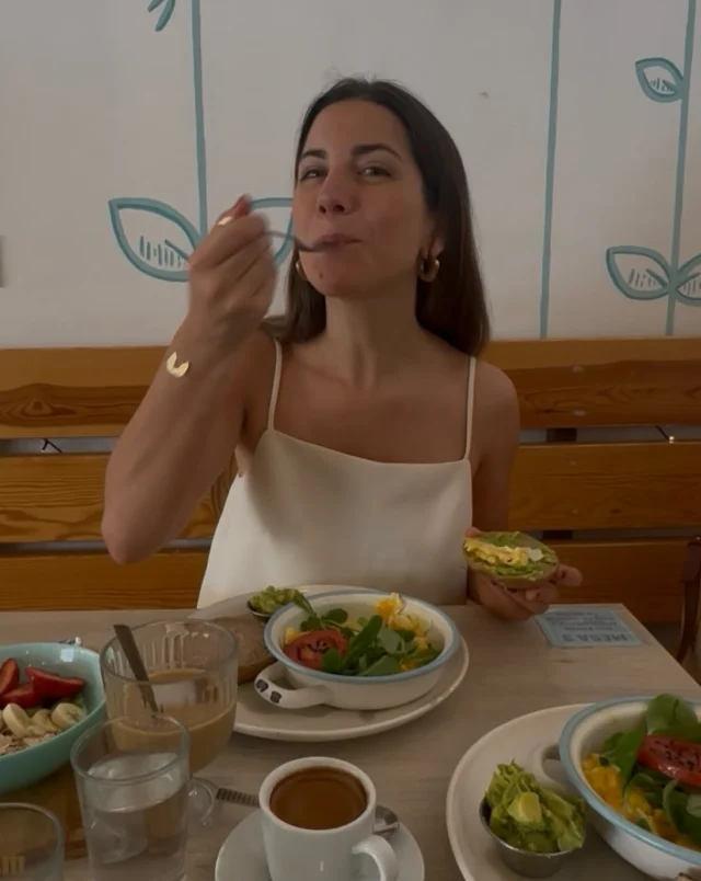 Hoy, en el Día Internacional de la Lucha contra los TCA, quiero recordarte algo con mucho cariño:✨ Tu cuerpo merece comida. Merece nutrientes. Merece que honres tu hambre, sin miedo y sin condiciones.A veces se nos olvida que estamos aquí para vivir, no para contar calorías ni perseguir ideales imposibles. Estamos aquí para tener energía, para sentir, saborear …Que nutrirnos tiene mucho que ver con la comida pero que no solo va de eso. En esta época en la que parece existir una especie de “nueva moralidad” de la salud —más perfecto, más limpio, más sano, más fuerte— necesitamos parar un segundo y mirar con mimo esa parte que sentimos como exigencia todo el tiempo. Porque ese “puedo con todo” muchas veces habla más de agotamiento que de bienestar.Y créeme que vivo en esta sociedad. En esta cultura. Y tengo que parar y recordarme las veces que haga falta que no hemos venido a contentar a nadie con nuestra producción o belleza. Que solo tenemos un cuerpo, y (hasta donde sé) una vida con él. Así que si, La salud también es dulzura.También es pausa.Es comer platos llenos de colores🍇🍅🥑🥒… y también disfrutar esa comida improvisada con amigos que te llena el corazón. Sin ruido mental. Sin juicio. Sin moralidad asociada.⚖️No has venido a esta vida para estar en guerra contigo.Mereces cuidarte sin castigarte.💛 Ojalá hoy puedas recordarte que alimentarte no es un acto de control, sino de amor.No dejes de luchar lo que haga falta si tu relación con la alimentación no te hace bien. De verdad, a pesar del miedo que puedas sentir siempre siempre, merecerá la pena 🫶